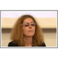 Zakaj je voditeljica v trenerki čisto druga oziroma ali (oblečeno) telo naredi čefurja? icon