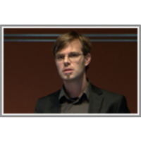 Robustno vizualno sledenje z adaptivnim sklopljenim vizualnim modelom